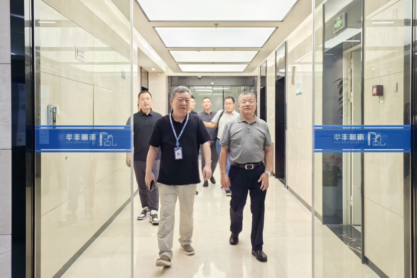 张总带路参观1.png 张总带路参观1.png