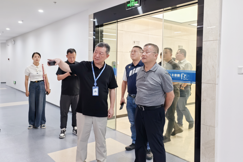 张总带路参观2.png 张总带路参观2.png